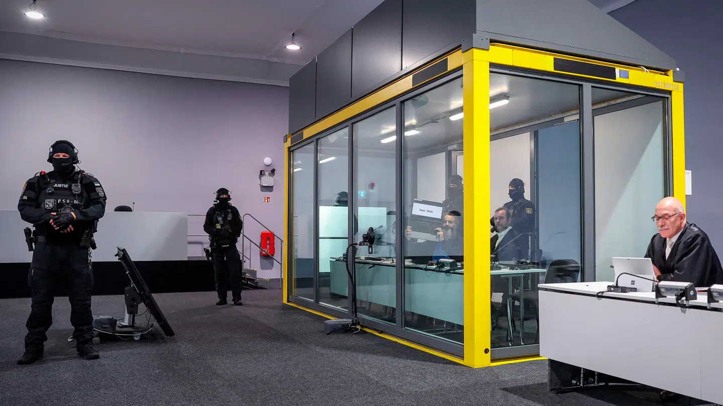 Der er blevet opført en ny midlertidig retsbygning til retssagen grundet den store interesse og de mange vidner.