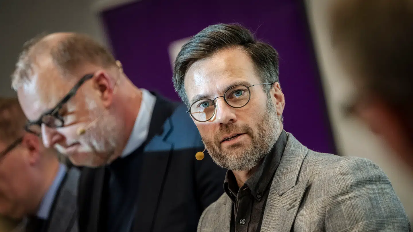 Borgmester i Odense Peter Rahbæk Juel fra Socialdemokratiet i forgrunden, og borgmesterkandidat og tidligere minister Lars Christian Lilleholt fra Venstre, som lurer i baggrunden.