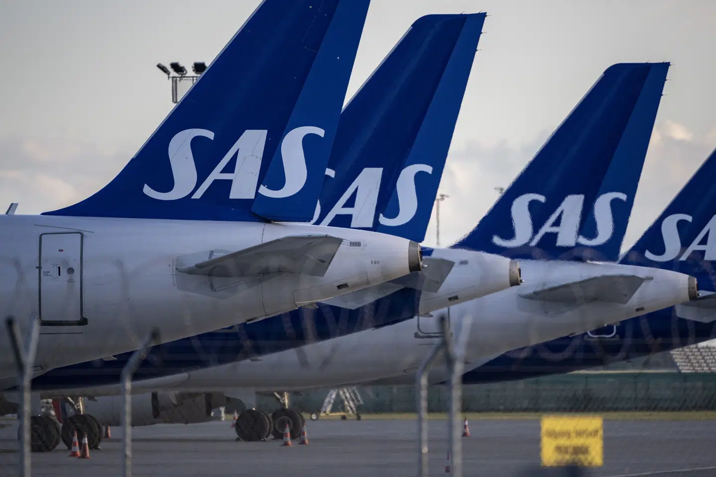 Under den første coronanedlukning blev stribevis af flyafgange aflyst. Mandag er SAS blevet idømt en bøde i en sag om vildledning i forbindelse med aflysninger i foråret 2020. (Arkivfoto).