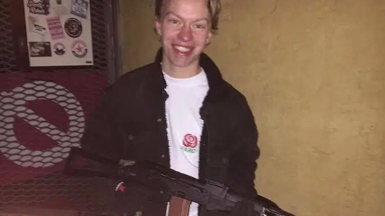 Se billedet: Enhedslisten-kandidat poserede med gevær og logo fra tidligere terrororganisation