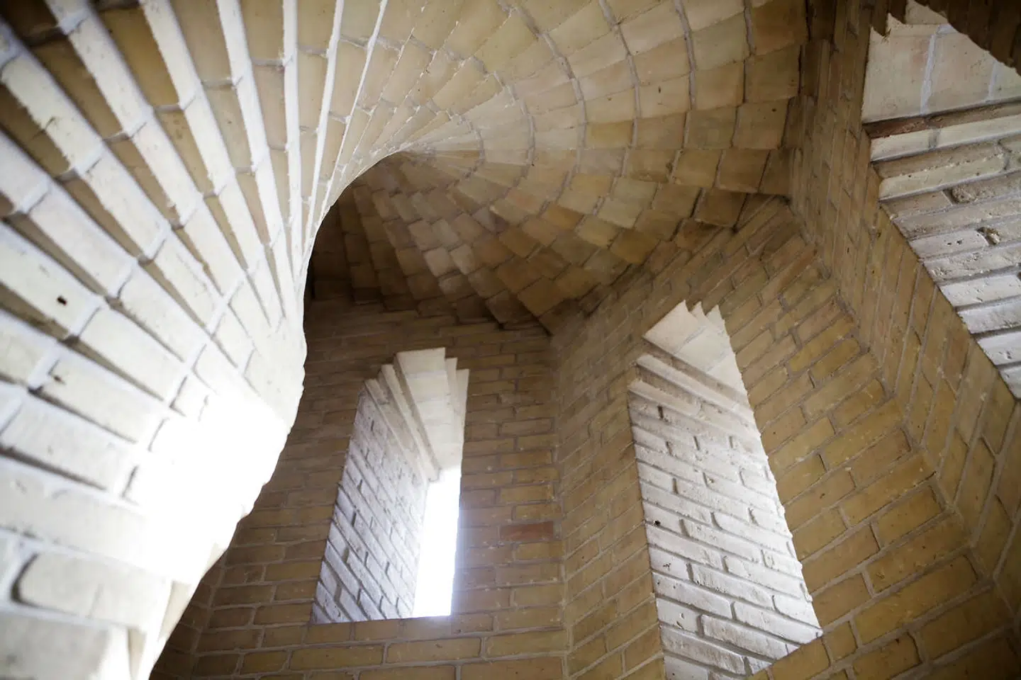 Alt i kirken er lavet i gule mursten. Der blev angiveligt brugt fem millioner af dem.