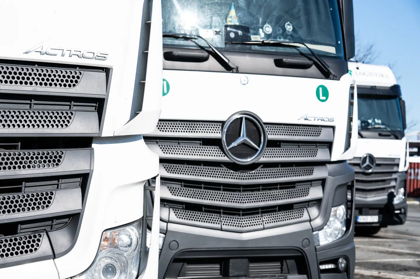 Lastbiler på 12 ton og derover har siden årsskiftet skullet betale en kilometerbaseret vejafgift for at køre på store dele af det danske vejnet. Nu er de første straffesager på vej om manglende betaling af afgiften. (Arkivfoto).