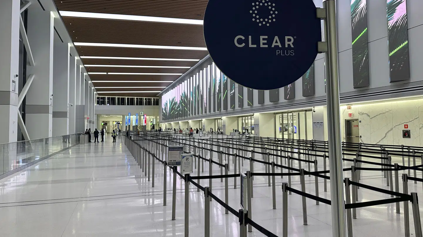 Flere end 5000 flyafgange blev fredag påvirket af den føderale nedlukning i USA. Her fra LaGuardia-lufthavnen i New York.