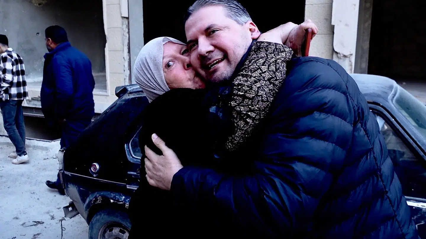 Byggematadoren Abu Majid bliver budt velkommen af sin søster efter 13 års eksil.