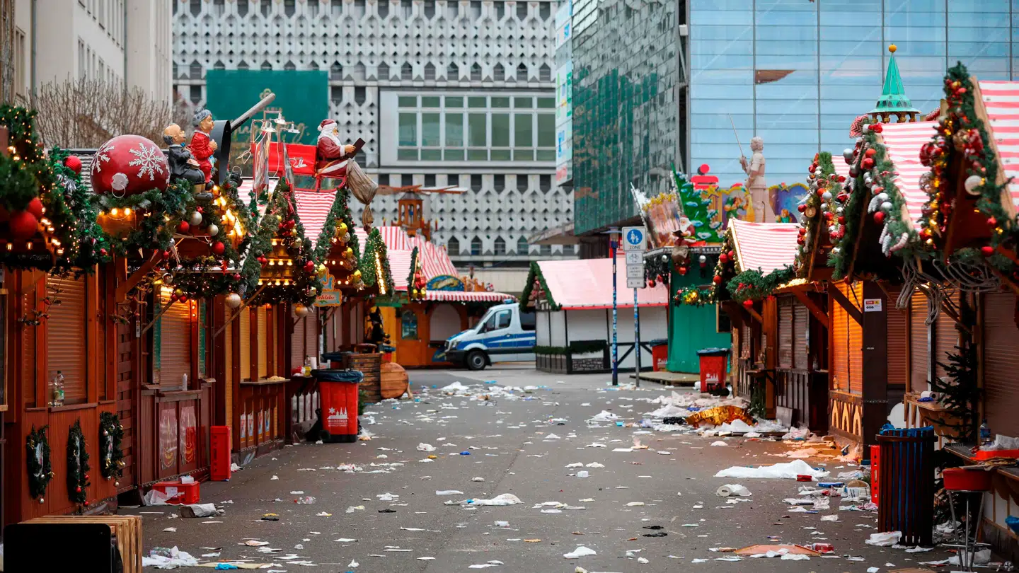Julemarkedet i Magdeburg dagen efter tragedien i december sidste år.