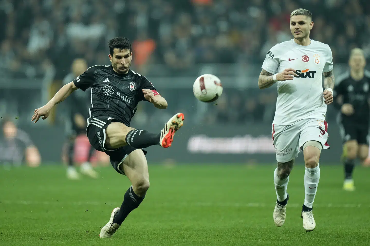 Besiktas-spilleren Necip Uysal (tv.) er blandt spillerne, der efterforskes i bettingsag. (Arkivfoto).
