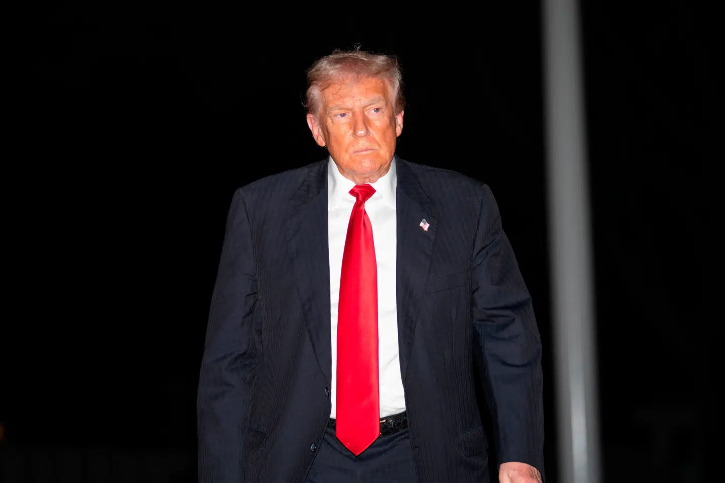 Trump erkender, at den føderale nedlukning skader Republikanerne. Men nu får han hjælp af otte demokrater.