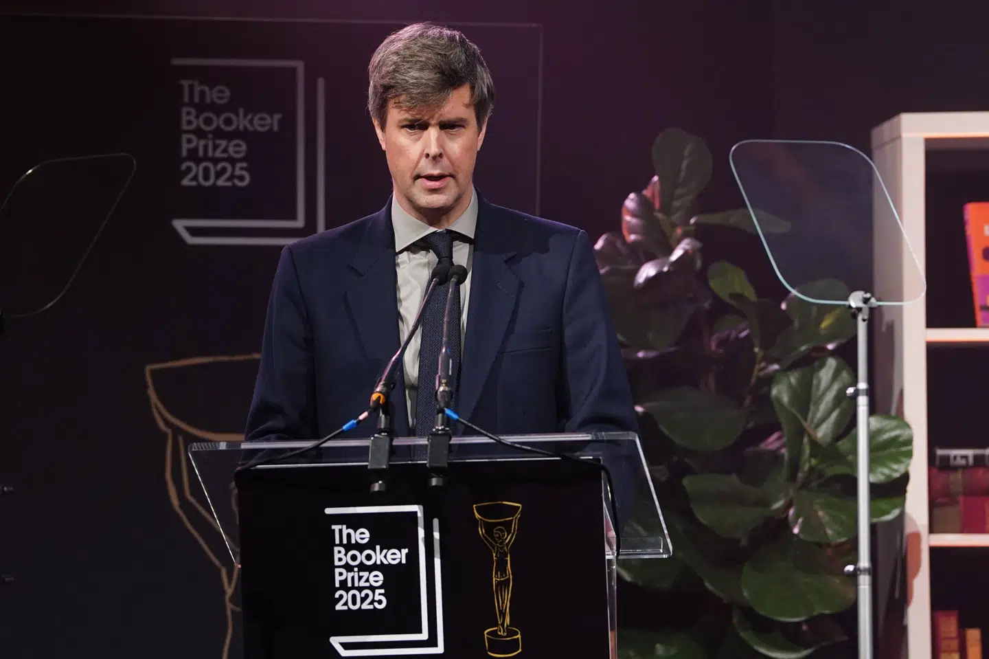 David Szalay holder tale, efter at han netop har modtaget årets Man Booker Prize ved en ceremoni i London.