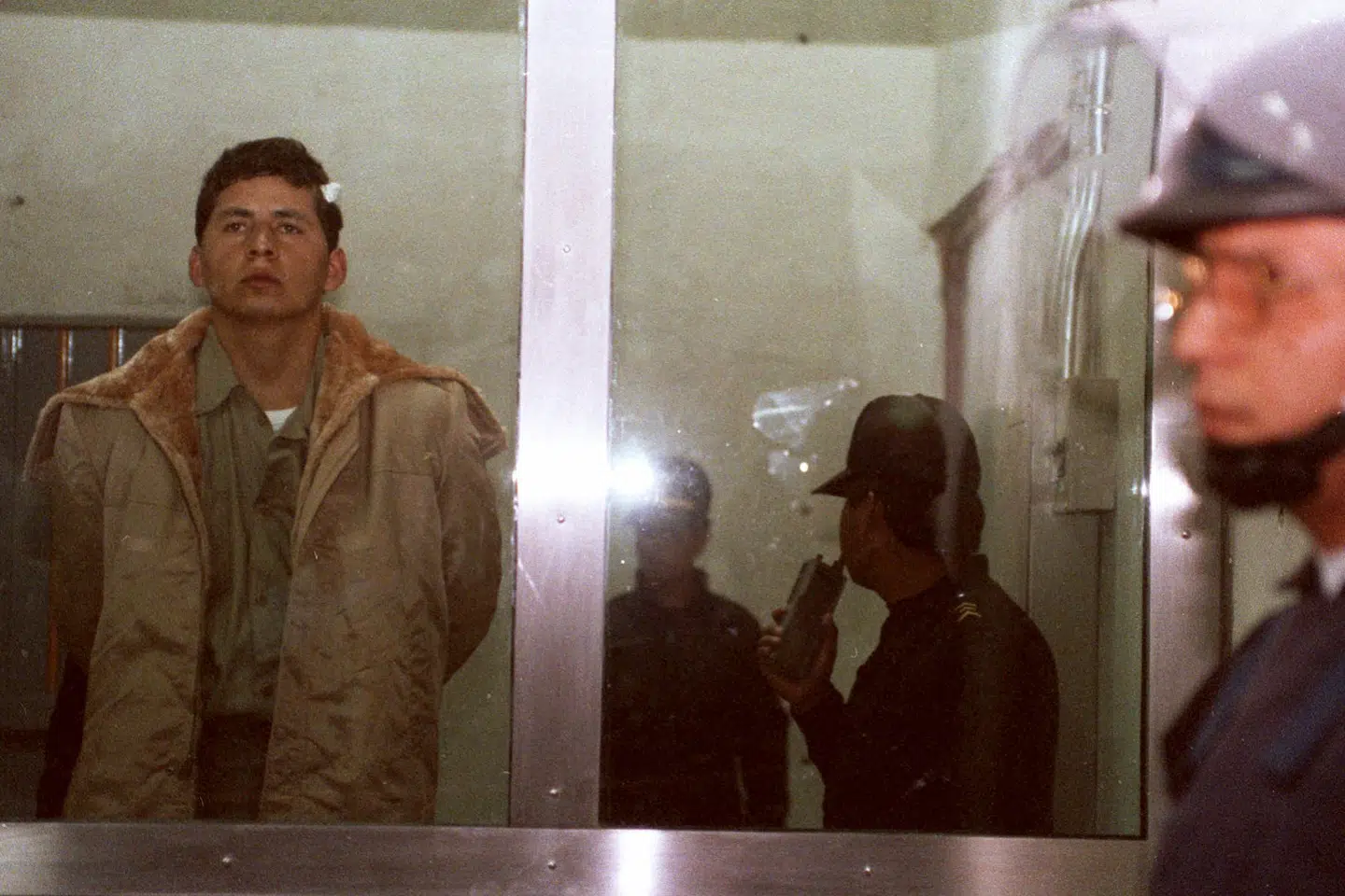 Mario Aburto Martínez, som siden er dømt for drabet på den mexicanske præsidentkandidat Luis Donaldo Colosio, bliver vist frem for medierne i fængslet i 1994. Nu er en tidligere efterretningsagent anholdt og mistænkt for at have været involveret i drabet. (Arkivfoto).