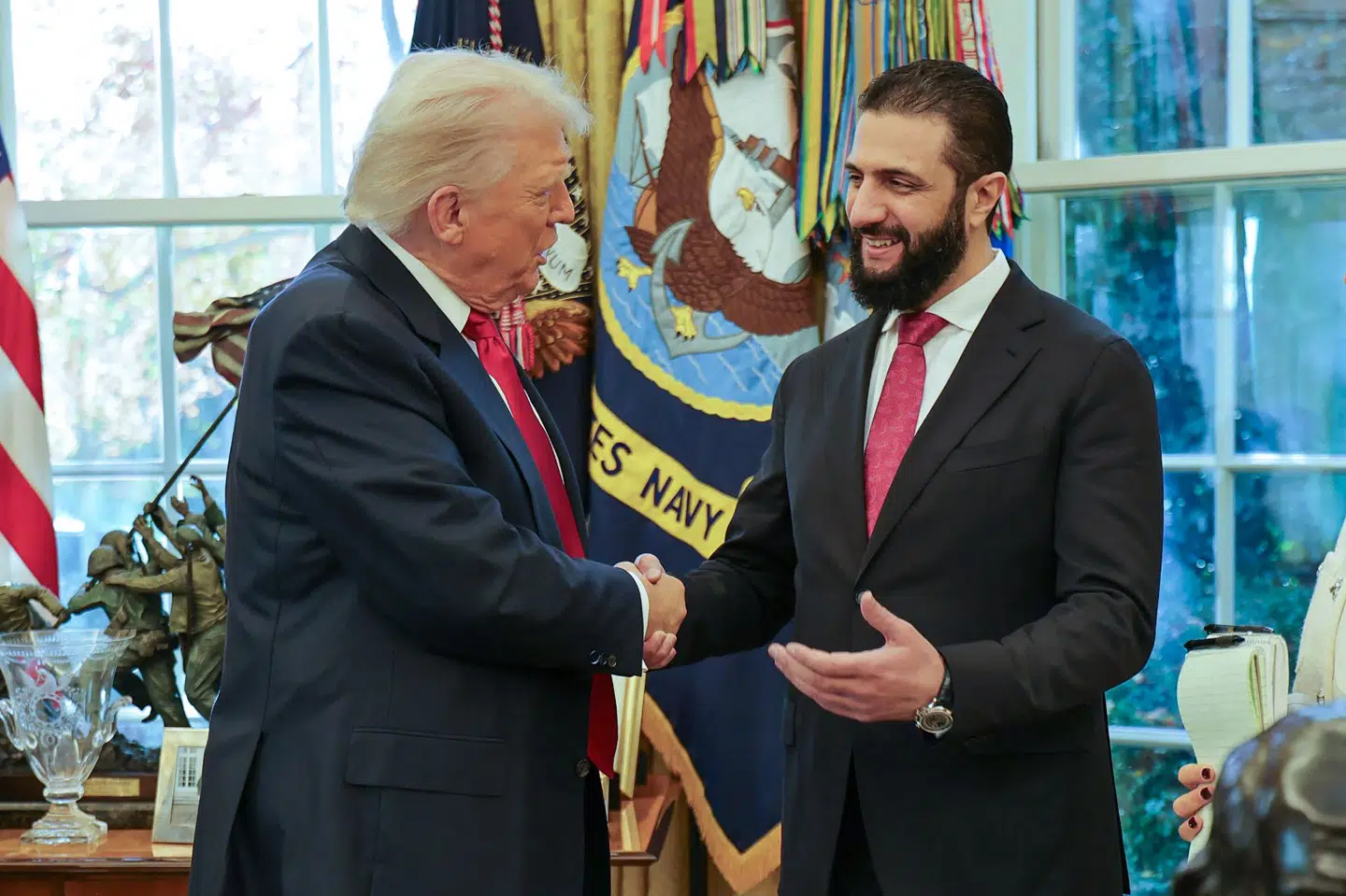 Det udleverede foto af USA's præsident, Donald Trump, og Syriens præsident, Ahmed al-Sharaa, er taget under det første besøg fra en syrisk præsident i Det Hvide Hus mandag.