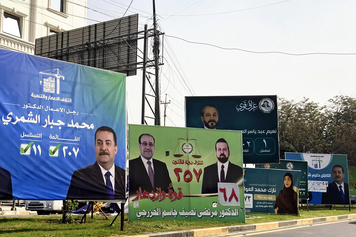 Valgplakaterne står på rad og række langs en vej i Iraks hovedstad, Bagdad. Millioner af irakere har tirsdag mulighed for at stemme til parlamentsvalget, men valgdeltagelsen forventes at blive rekordlav. (Arkivfoto).