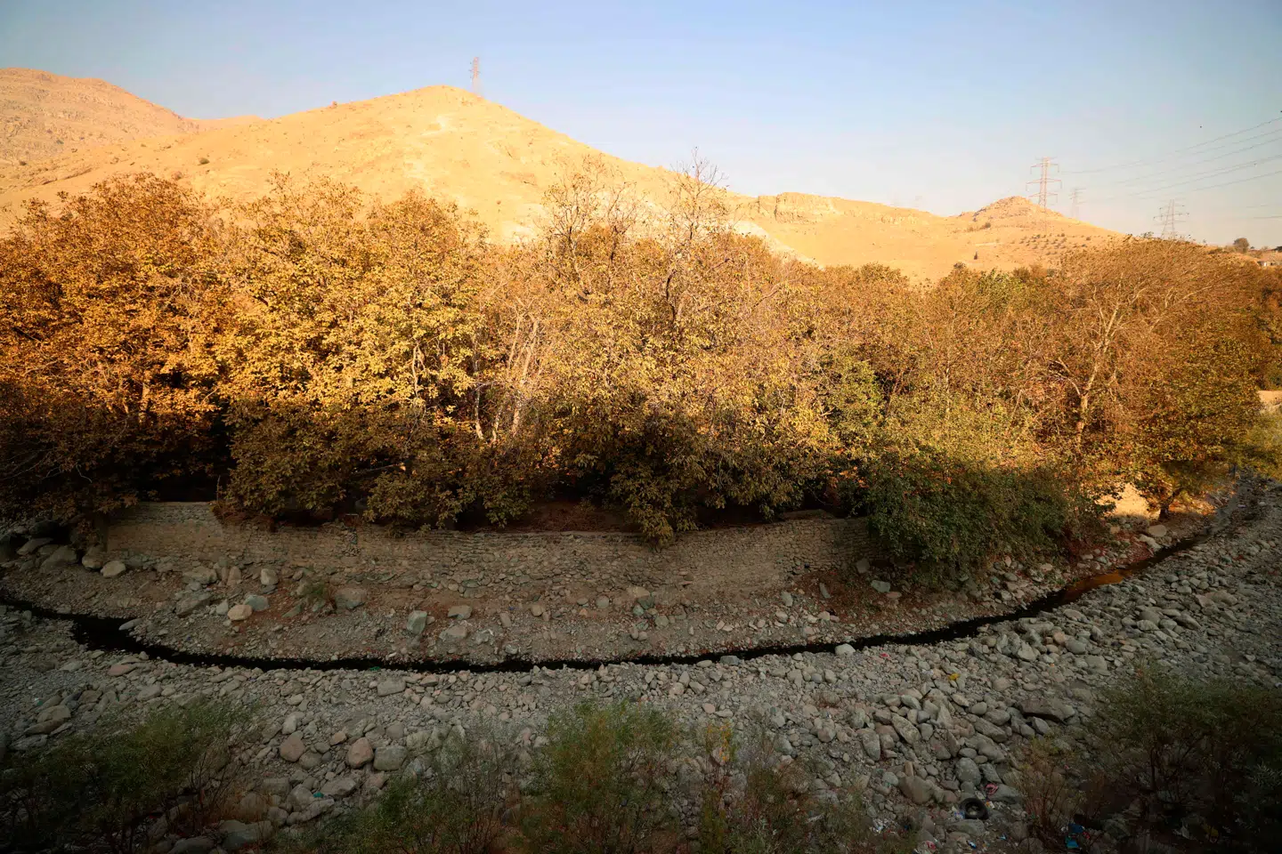 Kun en lille strøm af vand flyder i den stort set udtørrede Kan-flod vest for Teheran.