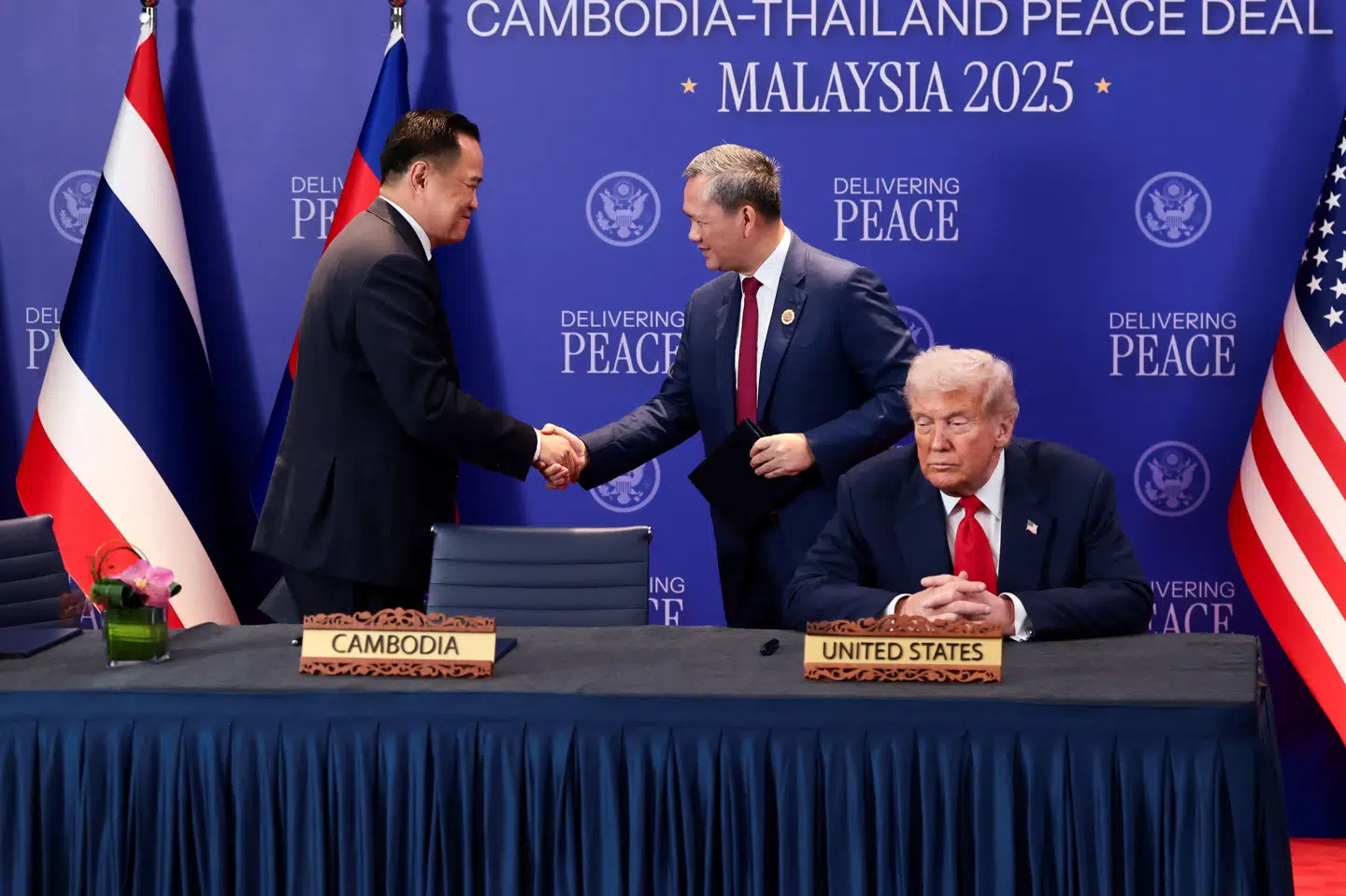 Thailands premierminister, Anutin Charnvirakul, og Cambodjas premierminister, Hun Manet, underskrev våbenhvileaftalen mellem de to lande 26. oktober i overværelse af USA's præsident, Donald Trump. (Arkivfoto).