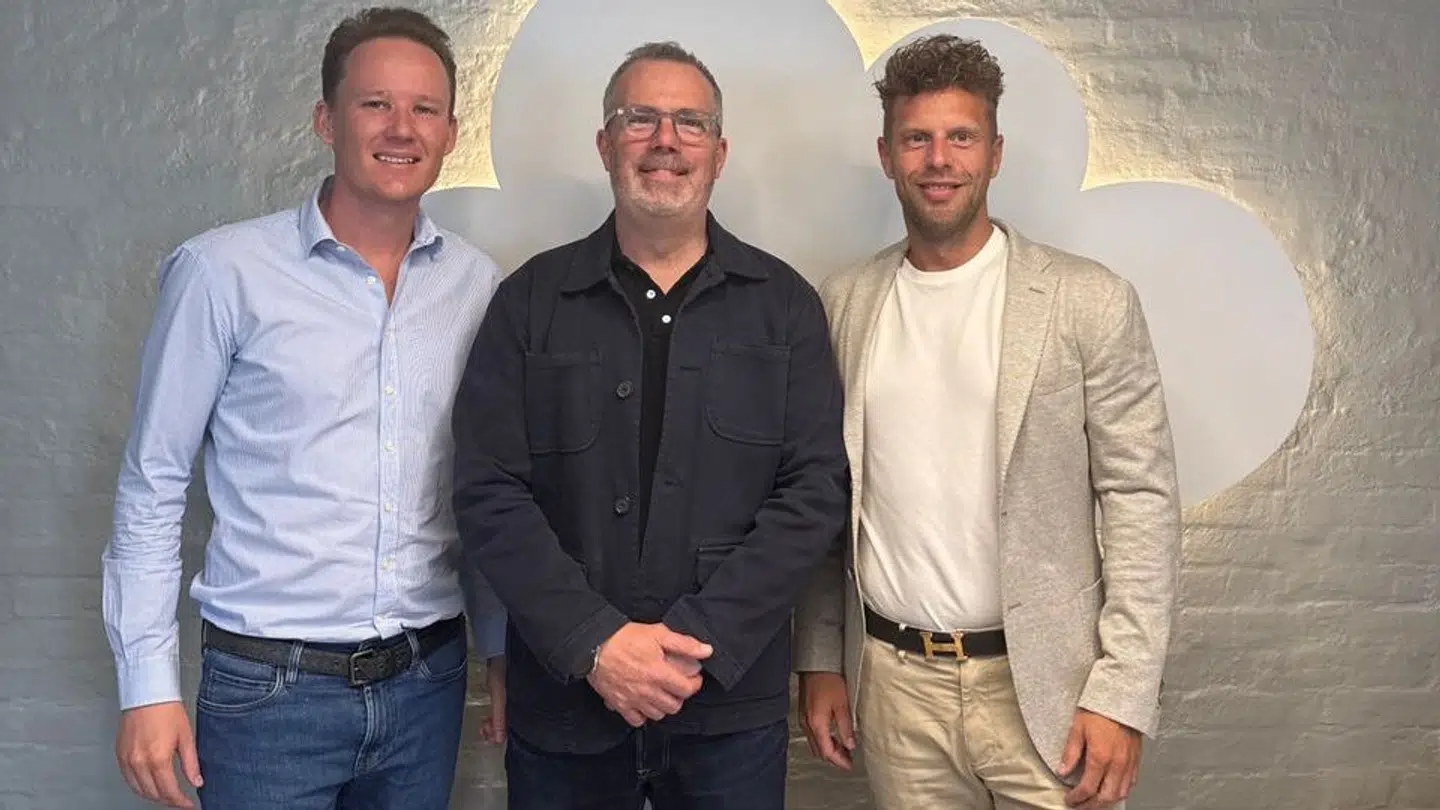 Mads Dahlerup (tv) Casper Ravn-Sørensen (th) opkøbte Ønskeskyen i 2020. Her står de med Rich Waterworth (midten) som er bestyrelsesformand i virksomheden.