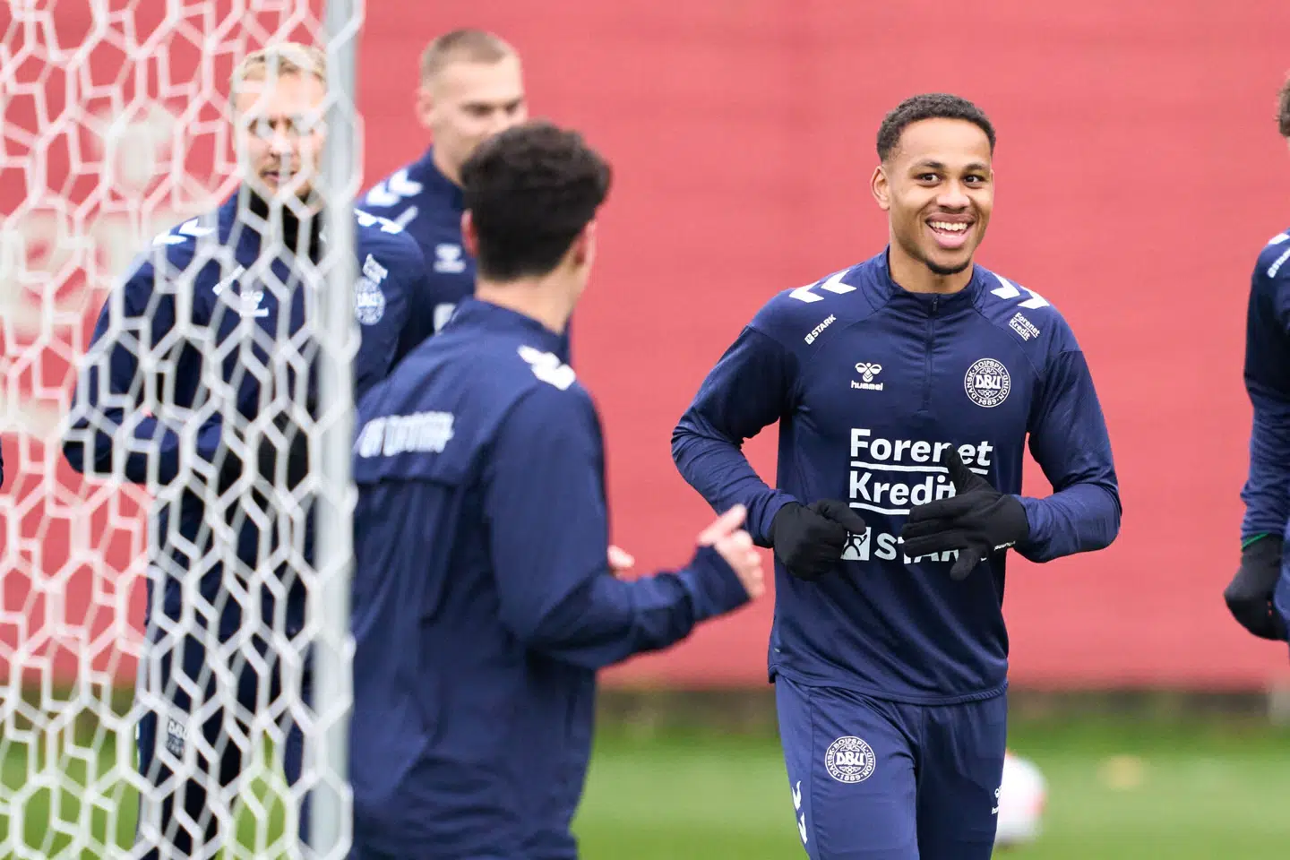 Nikolas Nartey løb smilende rundt på landsholdets træningsbane mandag eftermiddag.