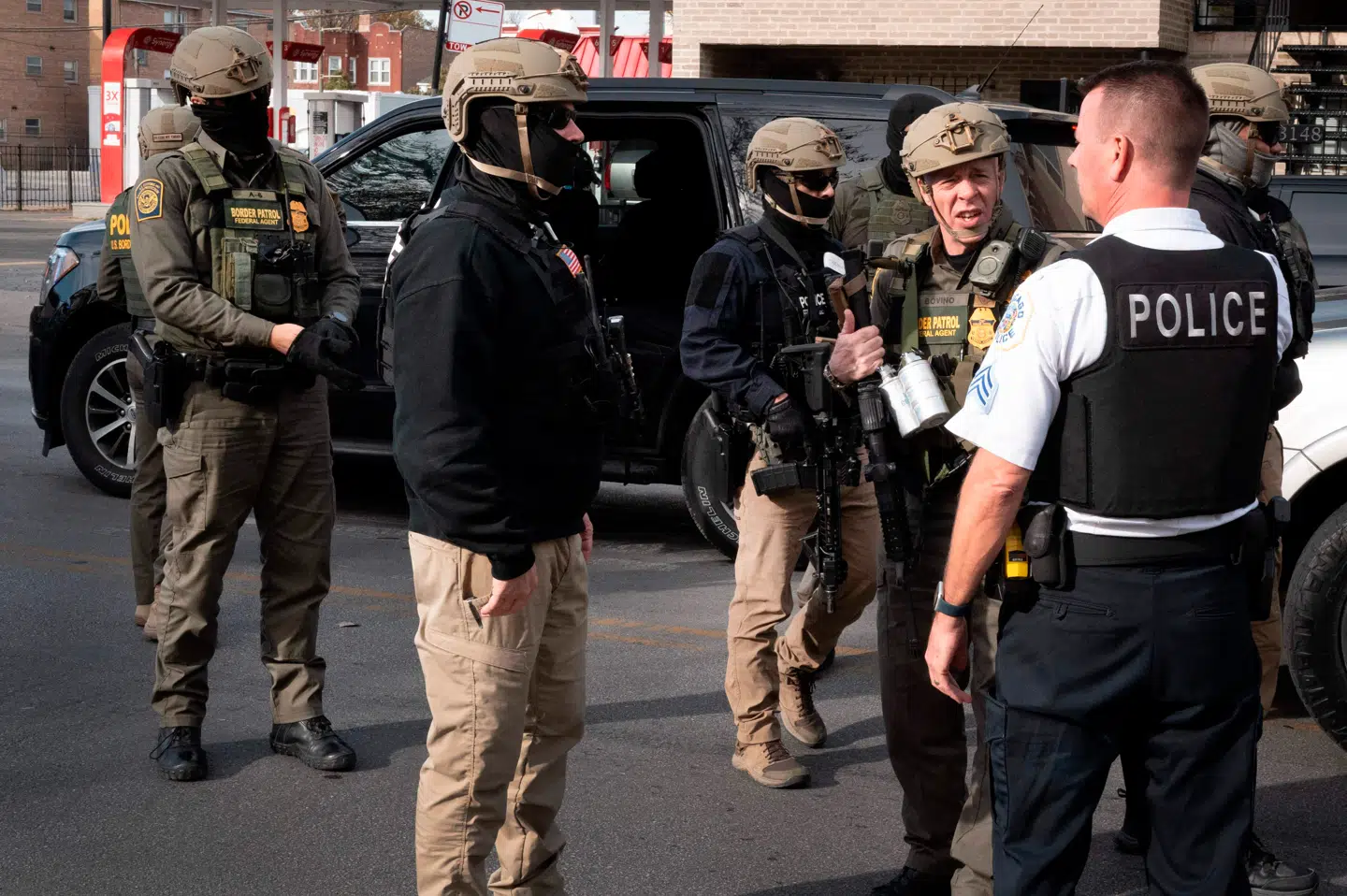 Her ses grænsepatruljechef Greg Bovino tale med en politibetjent i Chicago, mens myndighederne den 6. november ledte efter udokumenterede immigranter i et kvarter i den sydvestlige del af byen.