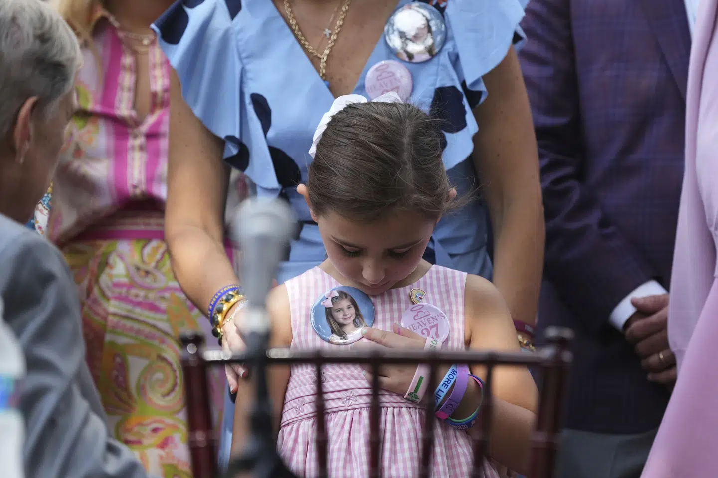 Billede fra september, hvor Greg Abott - som er guvernør i Texas - besøgte familierne til de piger, som døde i oversvømmelserne af Camp Mystic. (Arkivfoto).