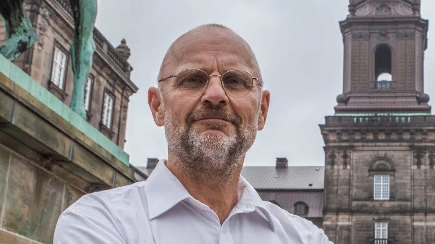 B.T.s politiske analytiker, Henrik Qvortrup, ved Christiansborg foran Christiansborg.