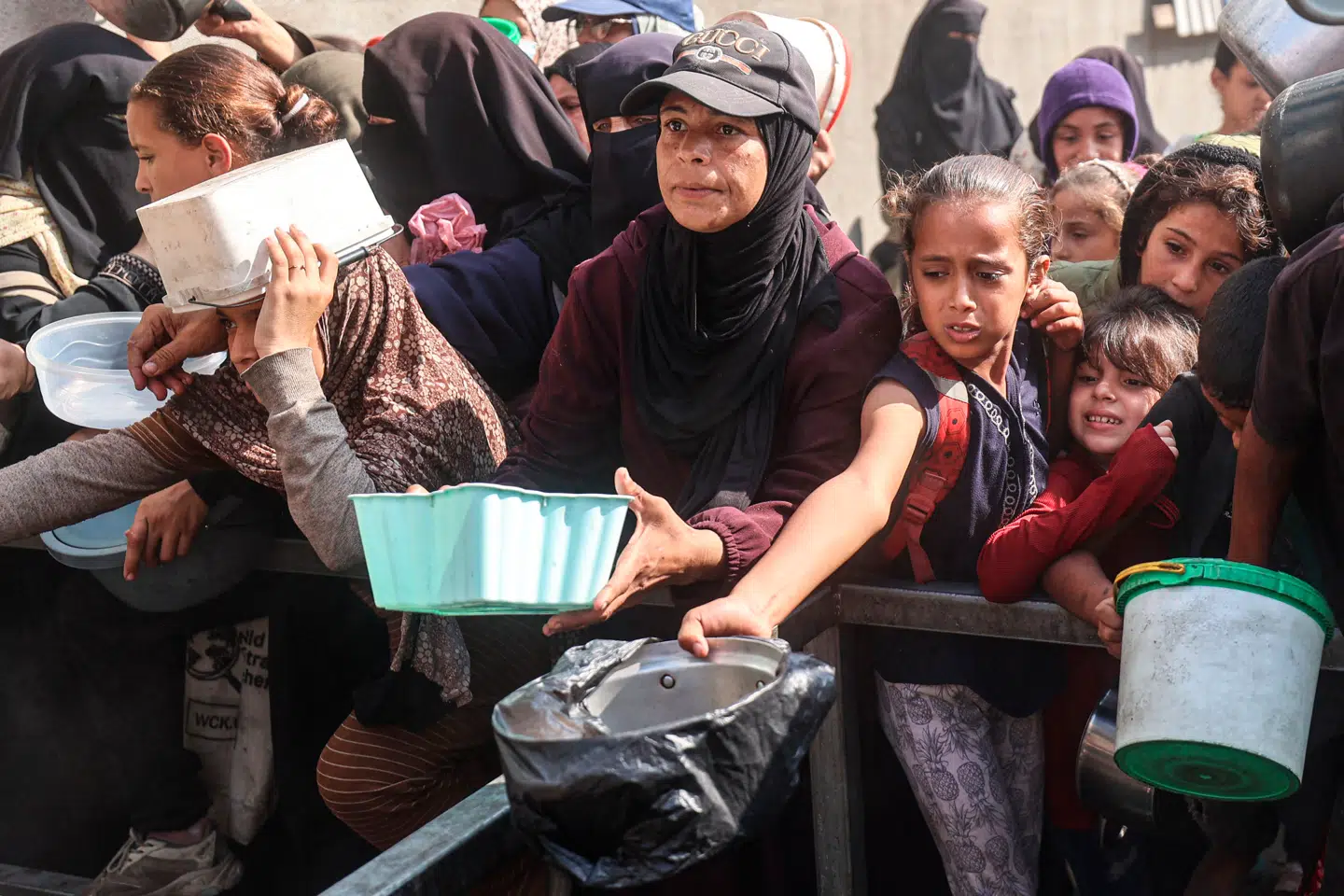 Billedet viser uddeling af mad i Nuseirat-lejren i Gaza.