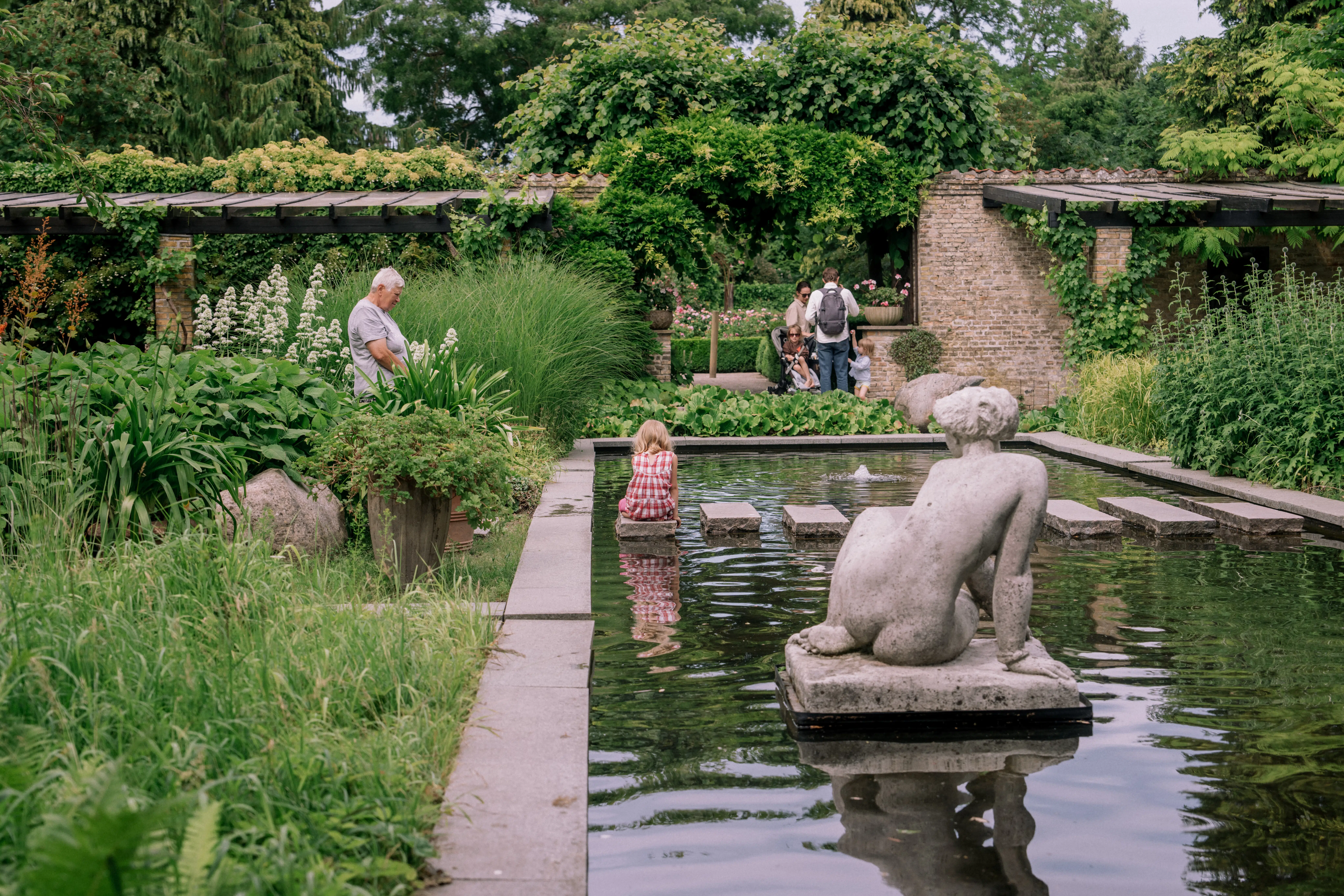 »Frederiksbergs sjæl og kulturarv« blev pludselig fjernet fra have. Nu er de på auktion