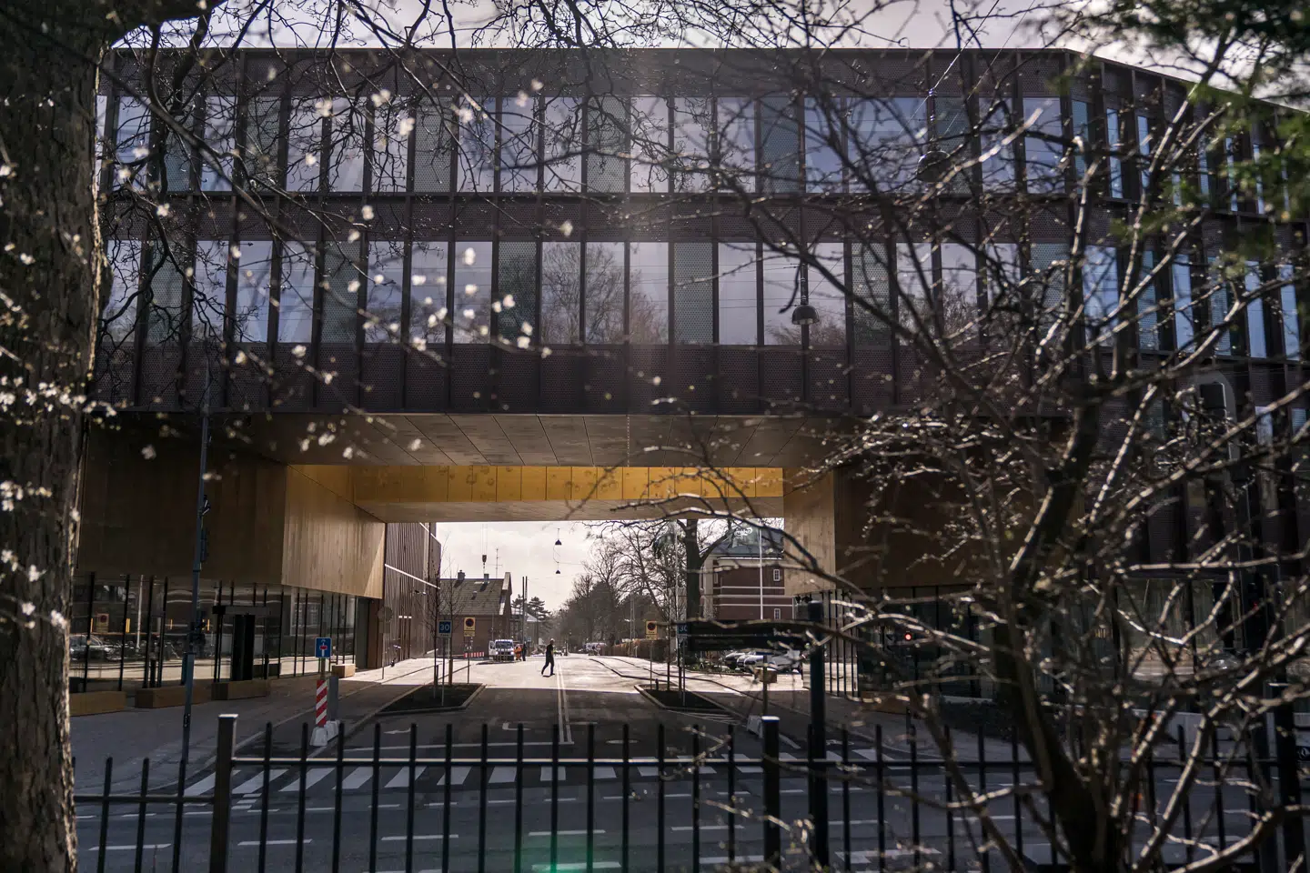 Carlsbergs hovedkontor på toppen af Valby Bakke. Til højre gennem porten kan skimtes bygningen, der huser Carlsberg Laboratorium.