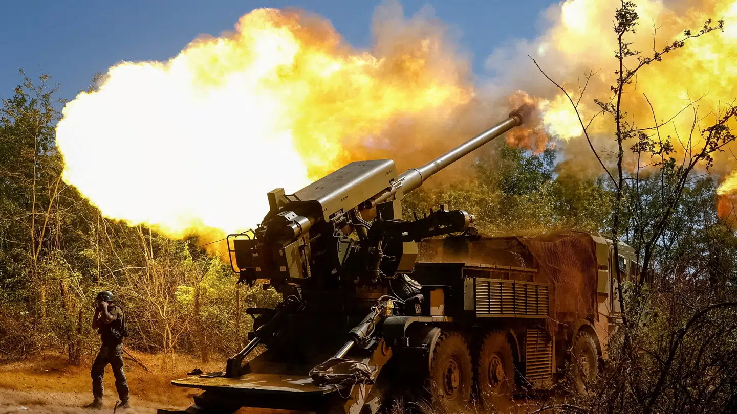 Ukrainske soldater i gang med at forsvare regionen Zaporizjzja med artilleri. Nu presses Ukraine til at forlade flere mindre byer af russisk artilleri i samme region.