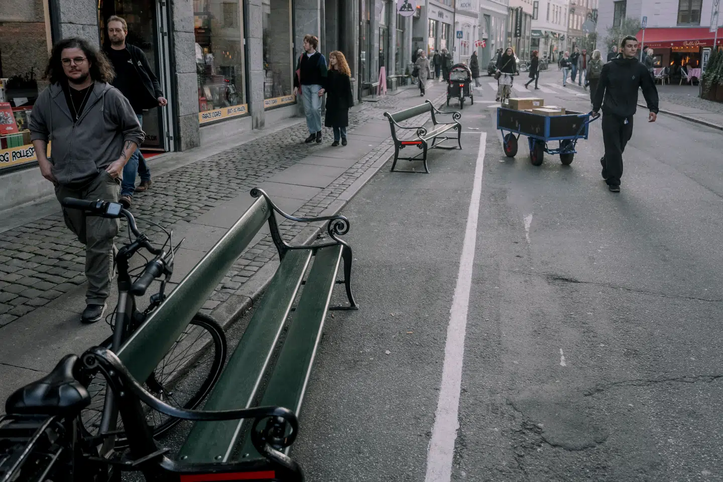 Flere steder står bænkene nærmest på kørebanen på trafikerede veje.