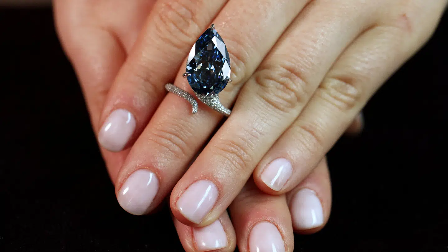 Sådan ser diamanten Mellon Blue ud, som netop er blevet solgt for 25 millioner dollar.