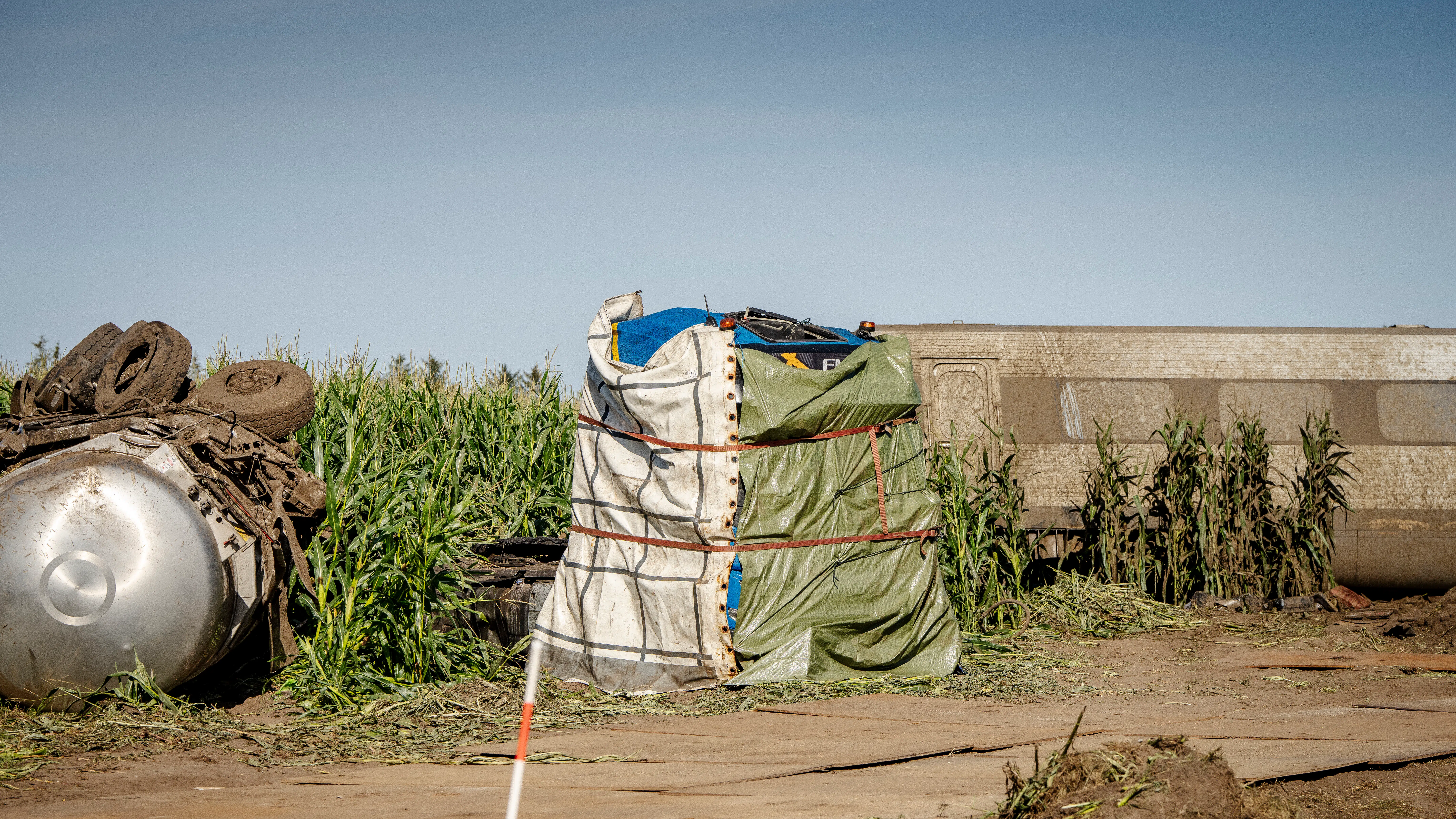 Gylletransport kolliderede med tog: Chaufføren har fået amputeret begge ben