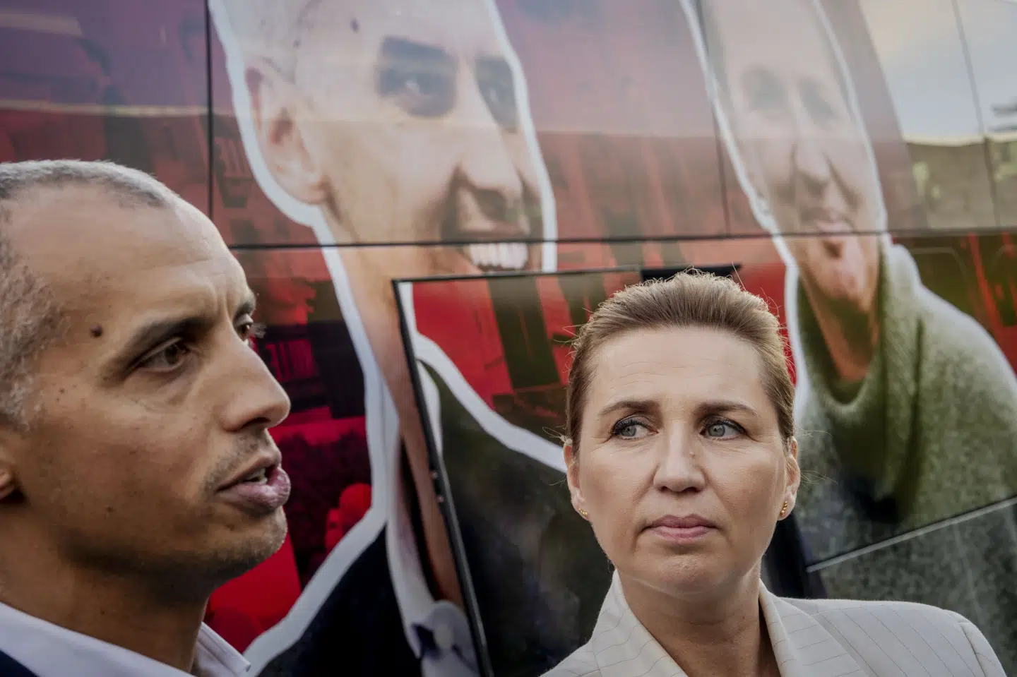 Statsminister Mette Frederiksen (S) og børne- og undervisningsminister Mattias Tesfaye (S) besøgte Tårnby Gymnasium 7. november under valgkampen. De er i gang med et opgør med vold i folkeskolerne - Tesfaye har foreslået at give lærere ret til fysisk at fjerne elever, mens Mette Frederiksen tirsdag vil give skoleledere mulighed for at smide voldelige elever ud. (Arkivfoto).