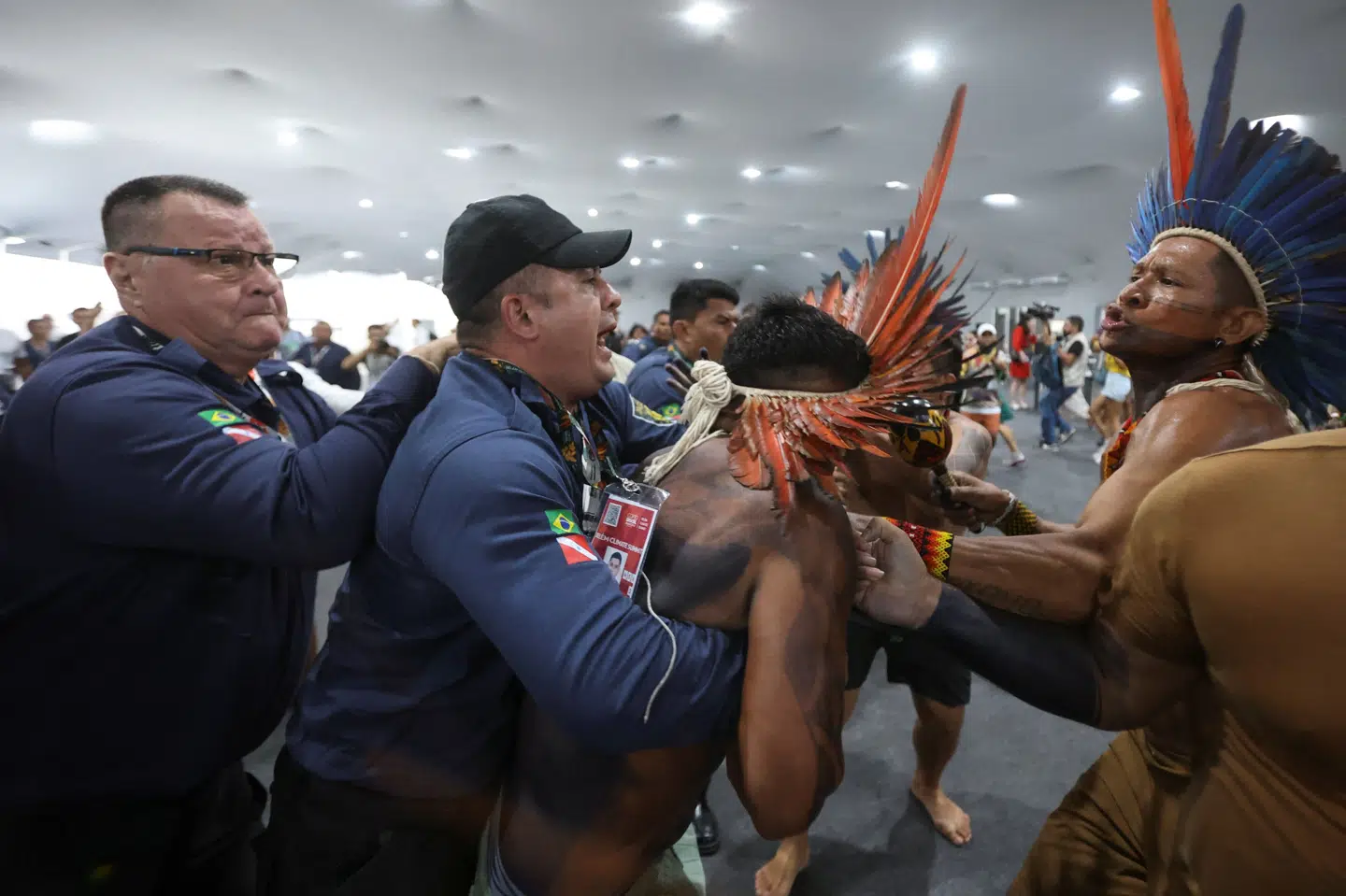 Flere demonstranter lykkedes tirsdag med at trænge ind på det område, hvor COP30 i disse dage afholdes.