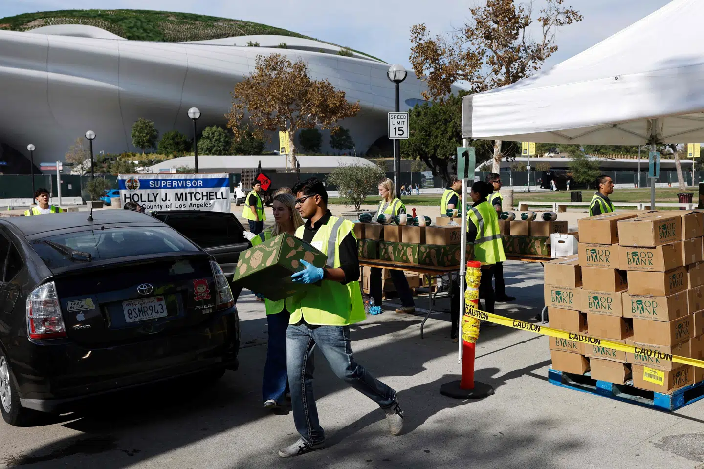Gratis kasser med mad bliver tirsdag delt ud i Los Angeles i USA under nedlukningen af det amerikanske statsapparat, som har sat en prop i fødevarehjælpen Snap. Det er et system, som millioner af amerikanere er afhængige af.
