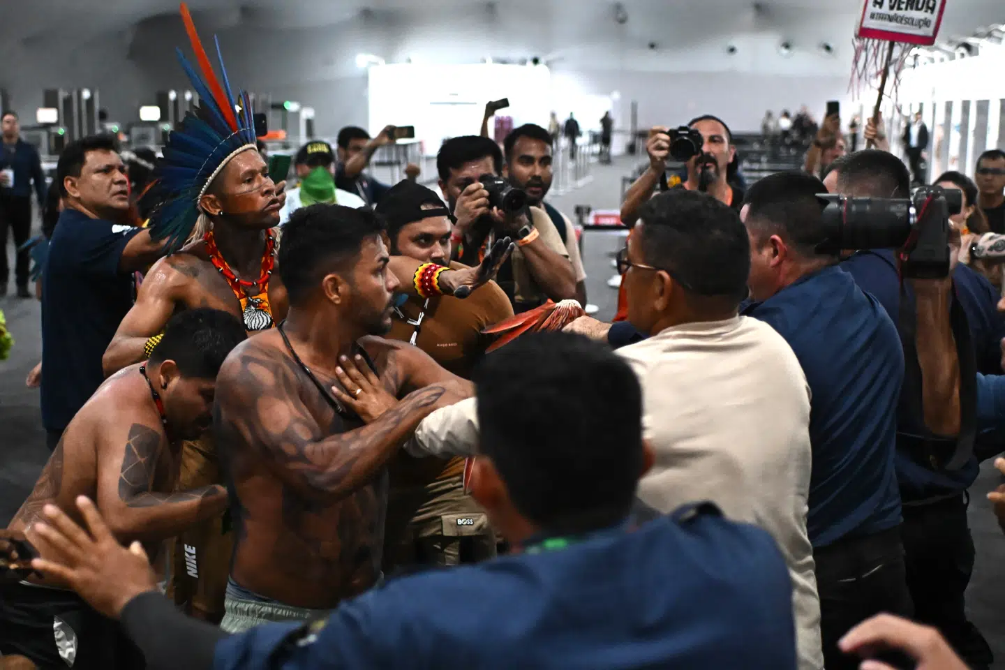 Demonstranter ses her støde sammen med sikkerhedsstyrker, da de invaderede et afspærret område ved COP30-hovedkvarteret i Belém, Brasilien, den 11. november.