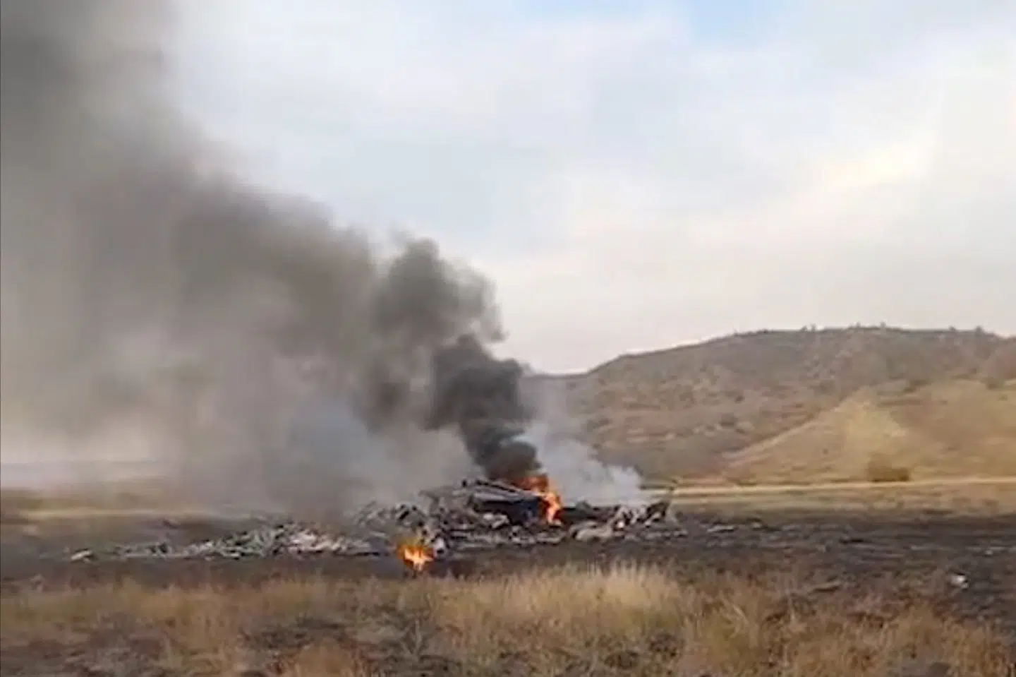 Røg stiger op over vragdele fra et flystyrt nær grænsen til Aserbajdsjan tirsdag.
