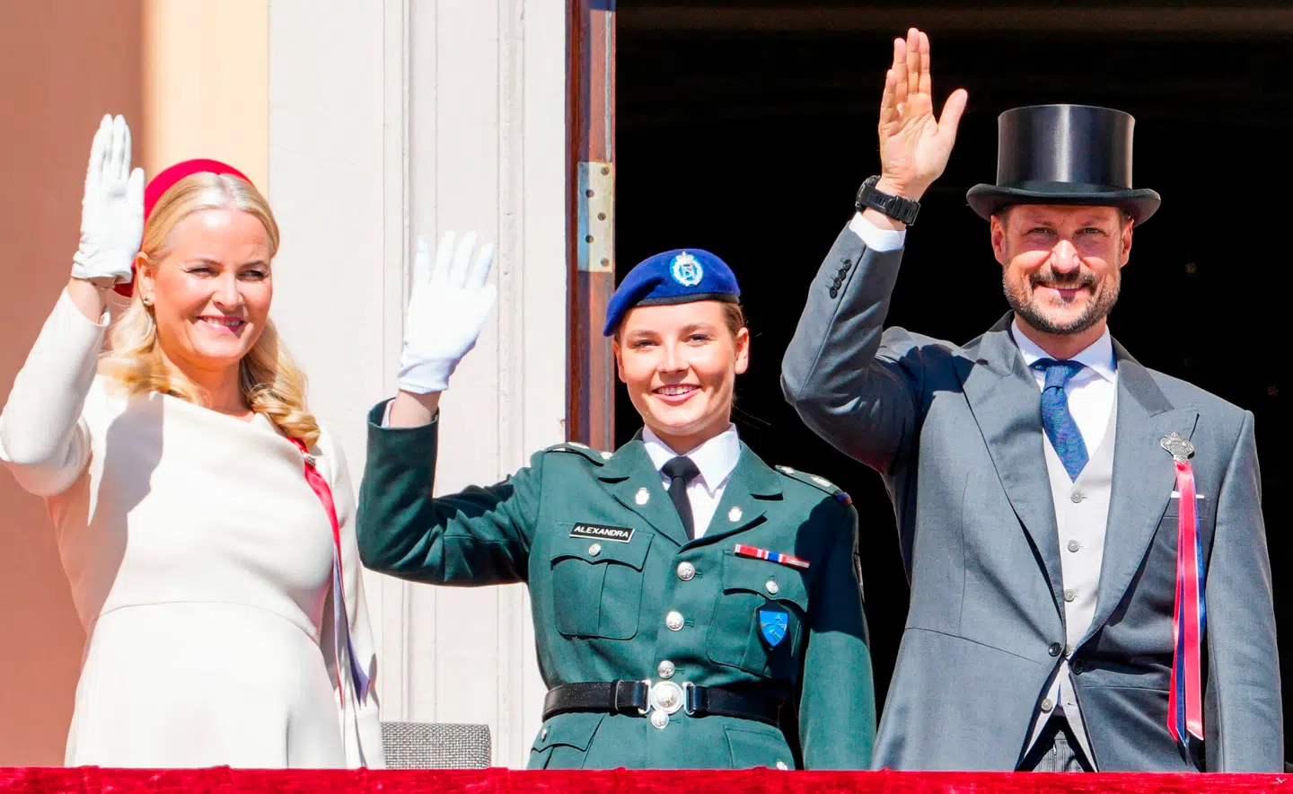 Her ses kronprinsesse Mette-Marit, prinsesse Ingrid Alexandra og kronprins Haakon den 17. maj sidste år.