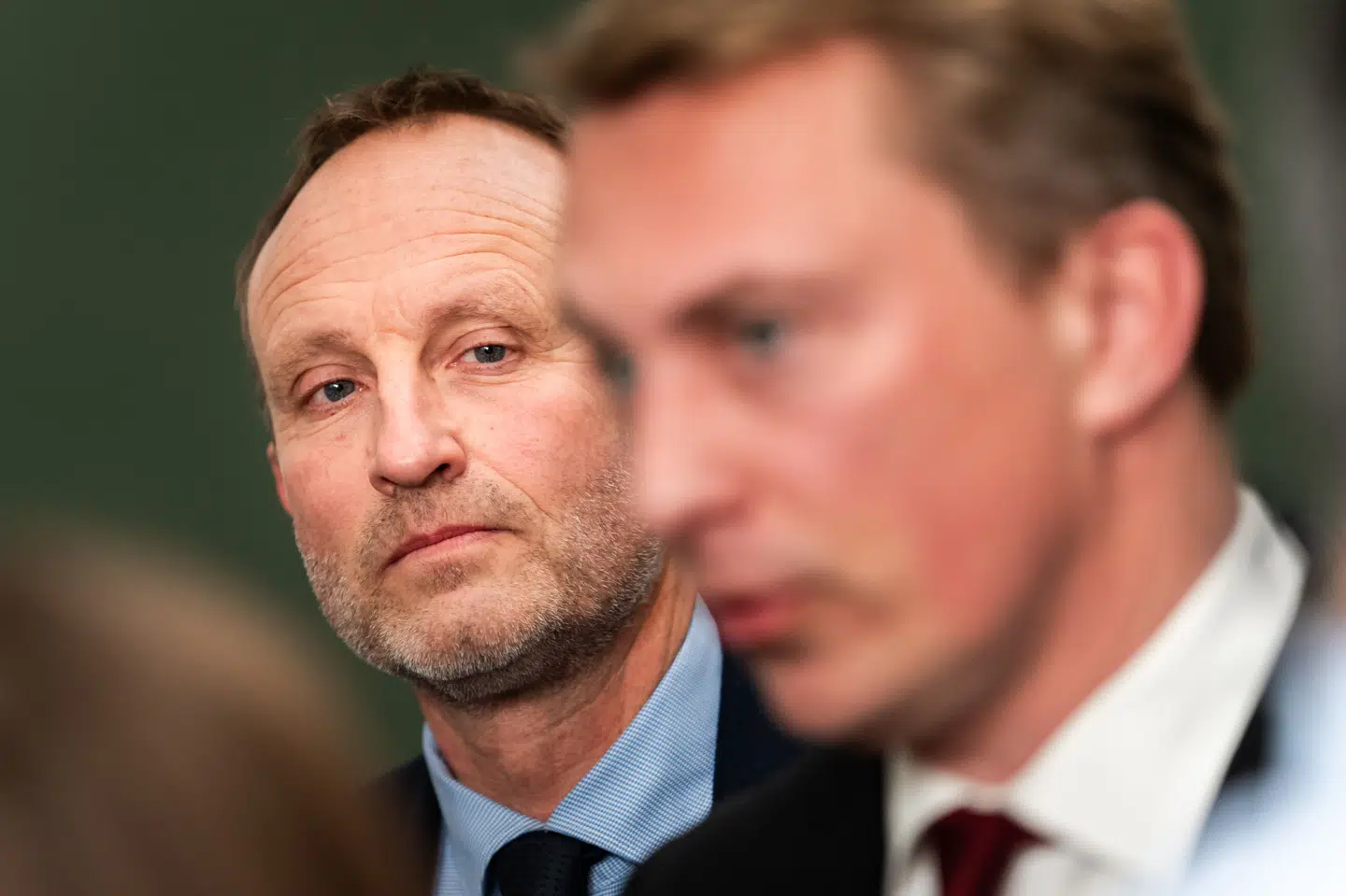 Martin Lidegaard (tv.) kan tage det roligt, selv om Morten Messerschmidt (th.) lægger sag an mod ham, vurderer juraprofessor. (Arkivfoto).