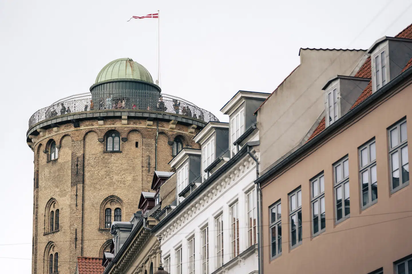 På toppen af Rundetaarn finder man tårnets observatorium gemt under det irgrønne kobbertag, som skal udskiftes i begyndelsen af næste år. (Arkivfoto).