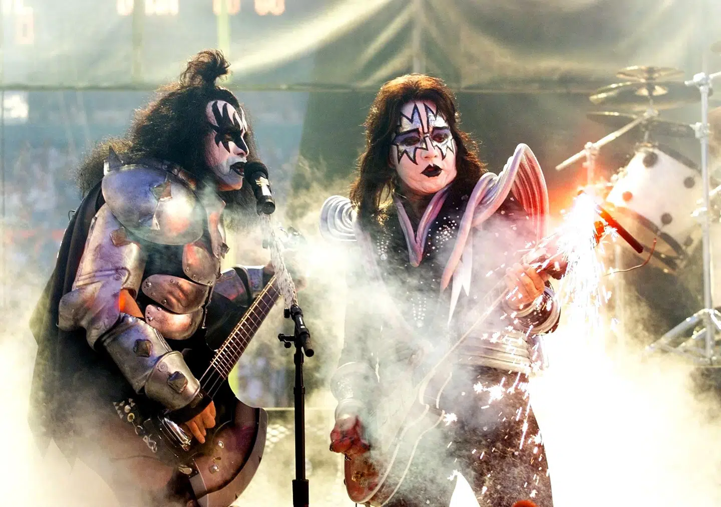 Her ses Ace Frehley (th) under Kiss' optræden før finalen i NFL-ligaen i amerikansk fodbold, Super Bowl, i 1999. Til venstre ses Kiss' bassist og forsanger, Gene Simmons.