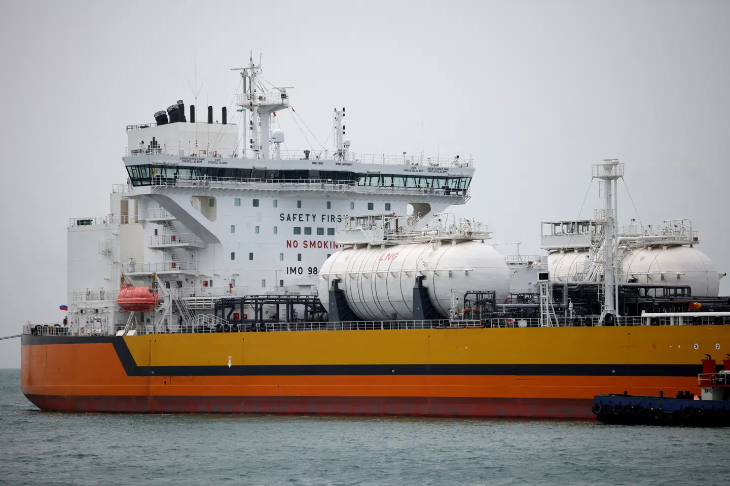 Gennem flere år er tankskibe i en russisk skyggeflåde fortsat med at sejle sanktioneret, russisk olie og naturgas ud til lyssky købere. Det russiske tankskib Vladimir Vinogradov losser her sin last af naturgas i havnen i Vadinar den indiske delstat Gujarat.