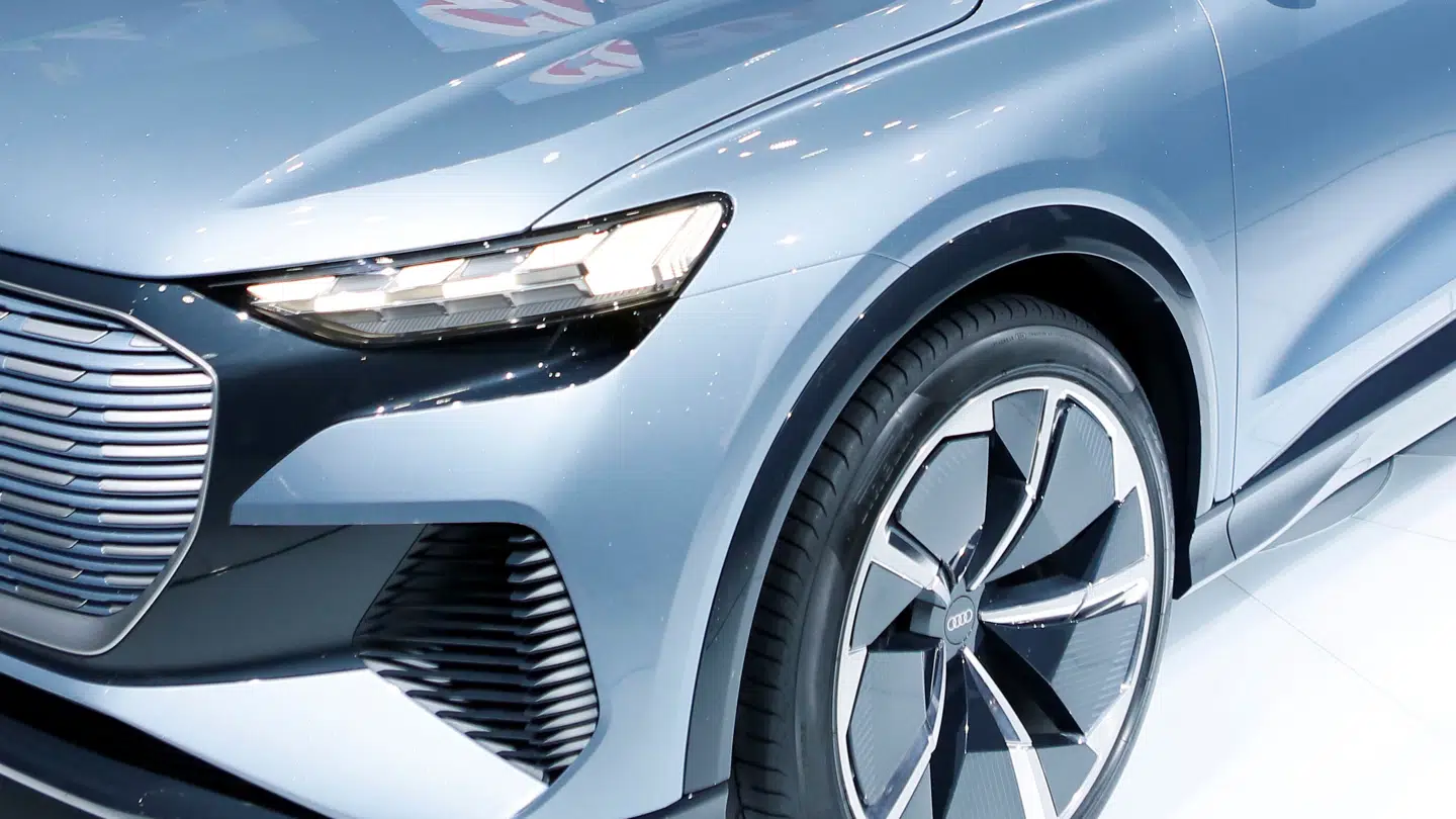 Kvinde fik sin bil punkteret i nat – og fik en seddel i forruden.