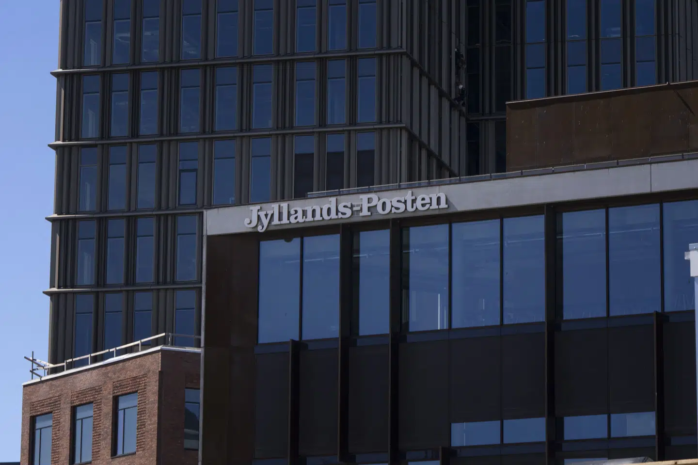 Jyllands-Posten, der har hovedsæde på Aarhus Havn, som ses på billedet, og en redaktion i København, fyrer tre fotografer og fire journalister. (Arkivfoto).
