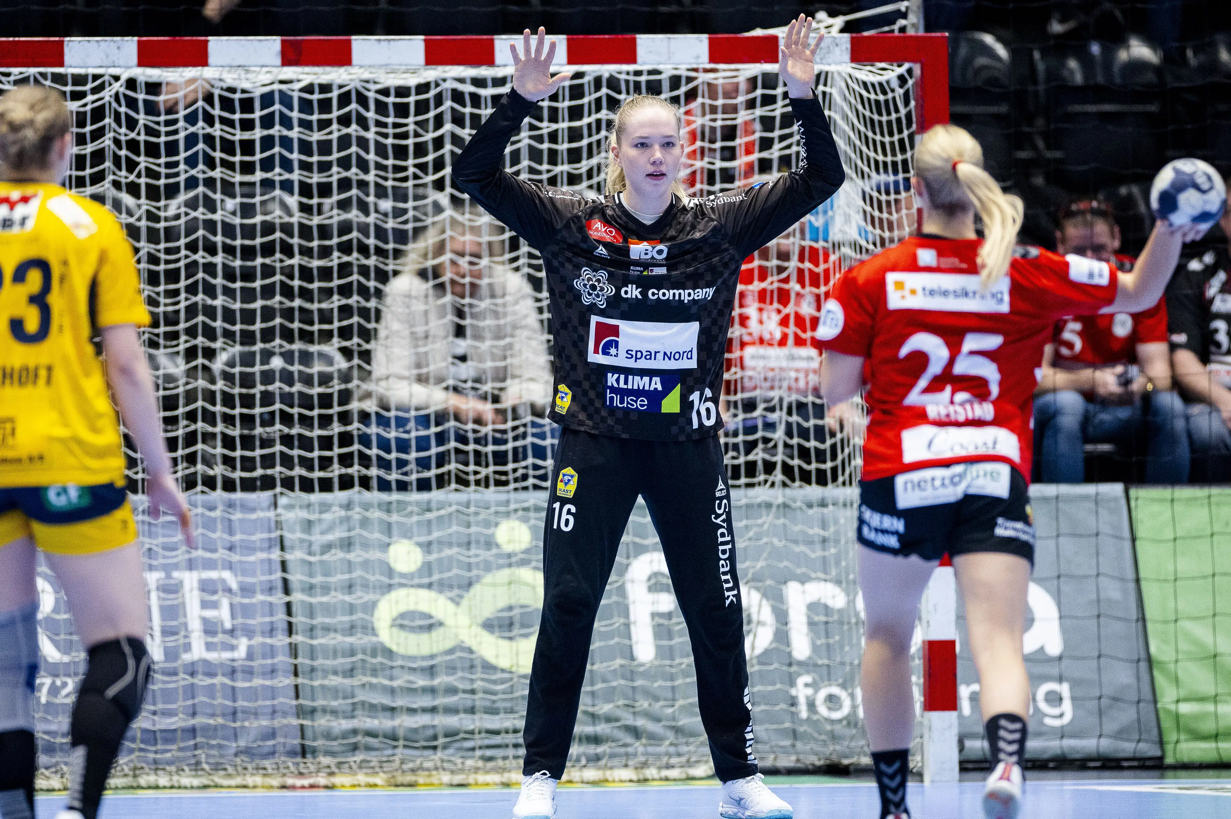 Helle Thomsen indkalder ny keeper til samling kort før VM