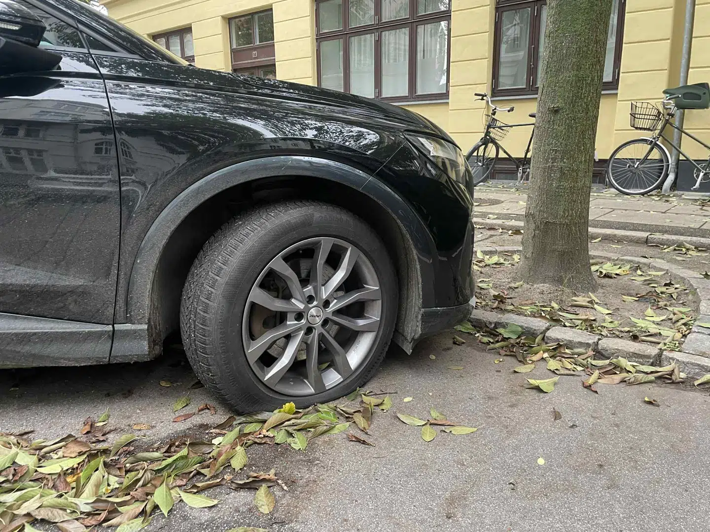 Flere biler på Henrik Ibsens Vej på Frederiksberg havde onsdag morgen fået piftet dækkene.