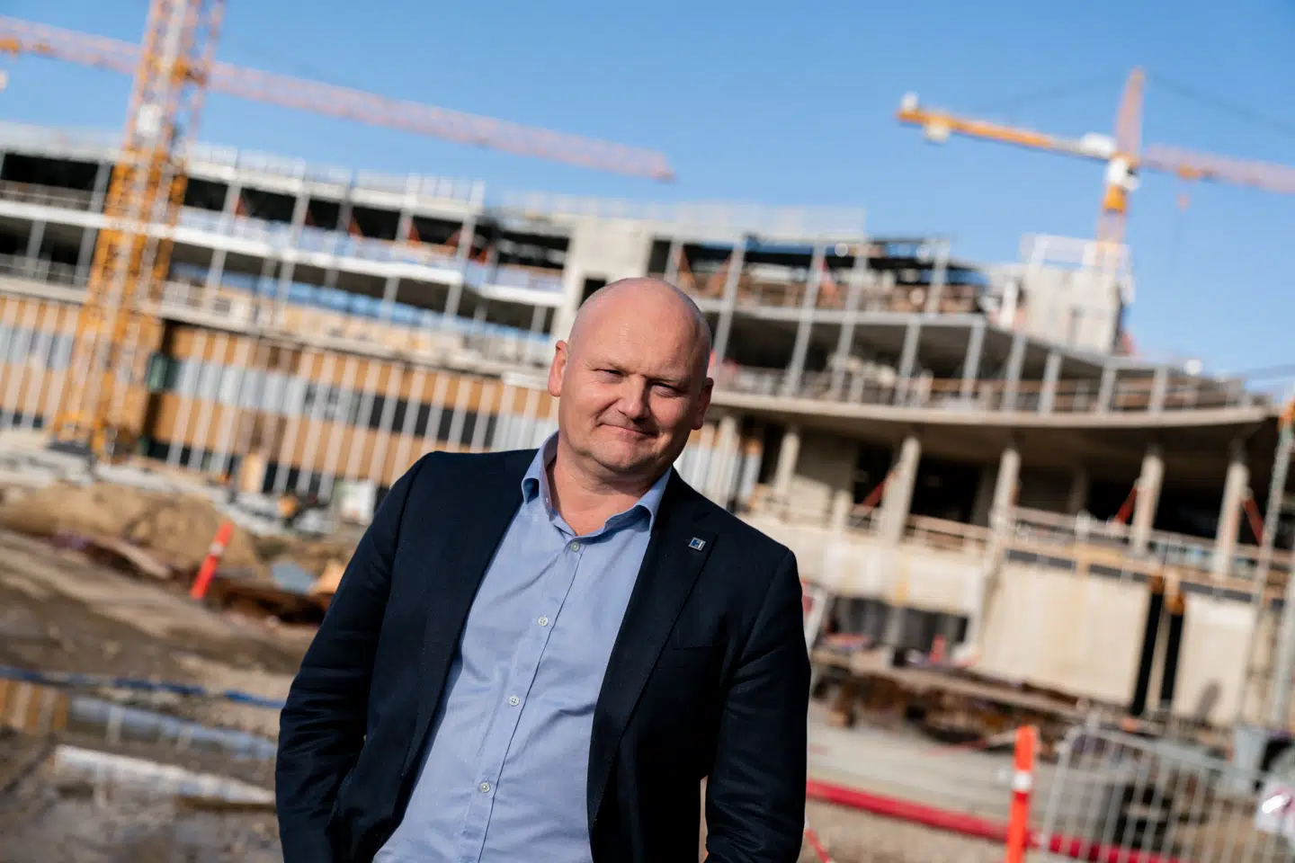 Region Hovedstaden og regionsrådsformand Lars Gaardhøj møder hård kritik for håndteringen af byggeriet af et nyt såkaldt supersygehus i Nordsjælland, hvor der på ny er store budgetoverskridelser.