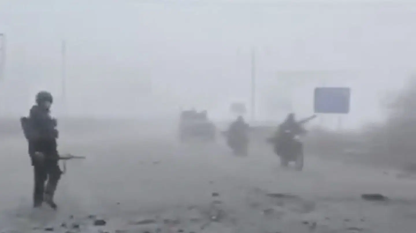 Russiske soldater ses her ved Pokrovsk i det østlige Ukraine. Billedet er fra en video, som blev delt på de sociale medier den 10. november. Ifølge Reuters er videoen verificeret ved hjælp af blandt andet vejskilte, træer og et forsyningstårn, som matchede satellitbilleder. Dog har datoen ikke uafhængigt kunne verificeres.