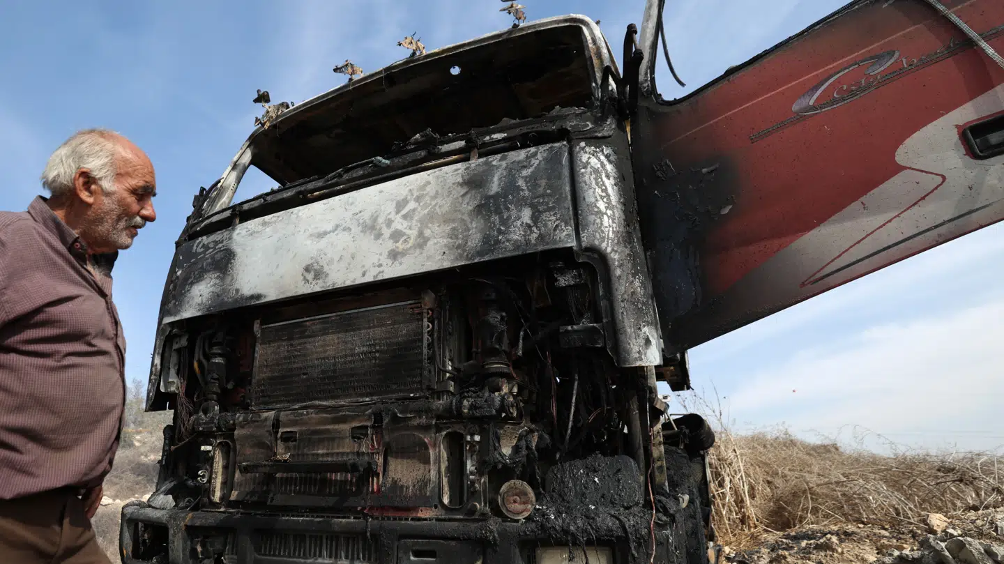 En palæstinenser inspicerer en nedbrændt bil i landsbyen Far'ata nær Vestbredden den 2. november. I en bølge af bosættervold på Vestbredden er fire palæstinensere blevet såret, og 10 biler er nedbrændt, skriver B.T.s mellemøstkorrespondent.