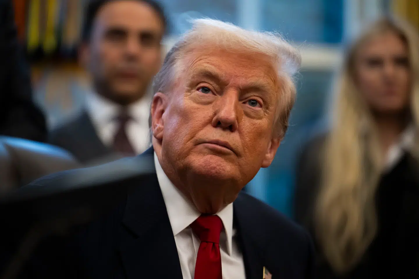 Igen blusser spørgsmålet om Donald Trumps forhold til den nu afdøde sexforbryder Jeffrey Epstein op igen, efter flere mail i går blev offentliggjort.