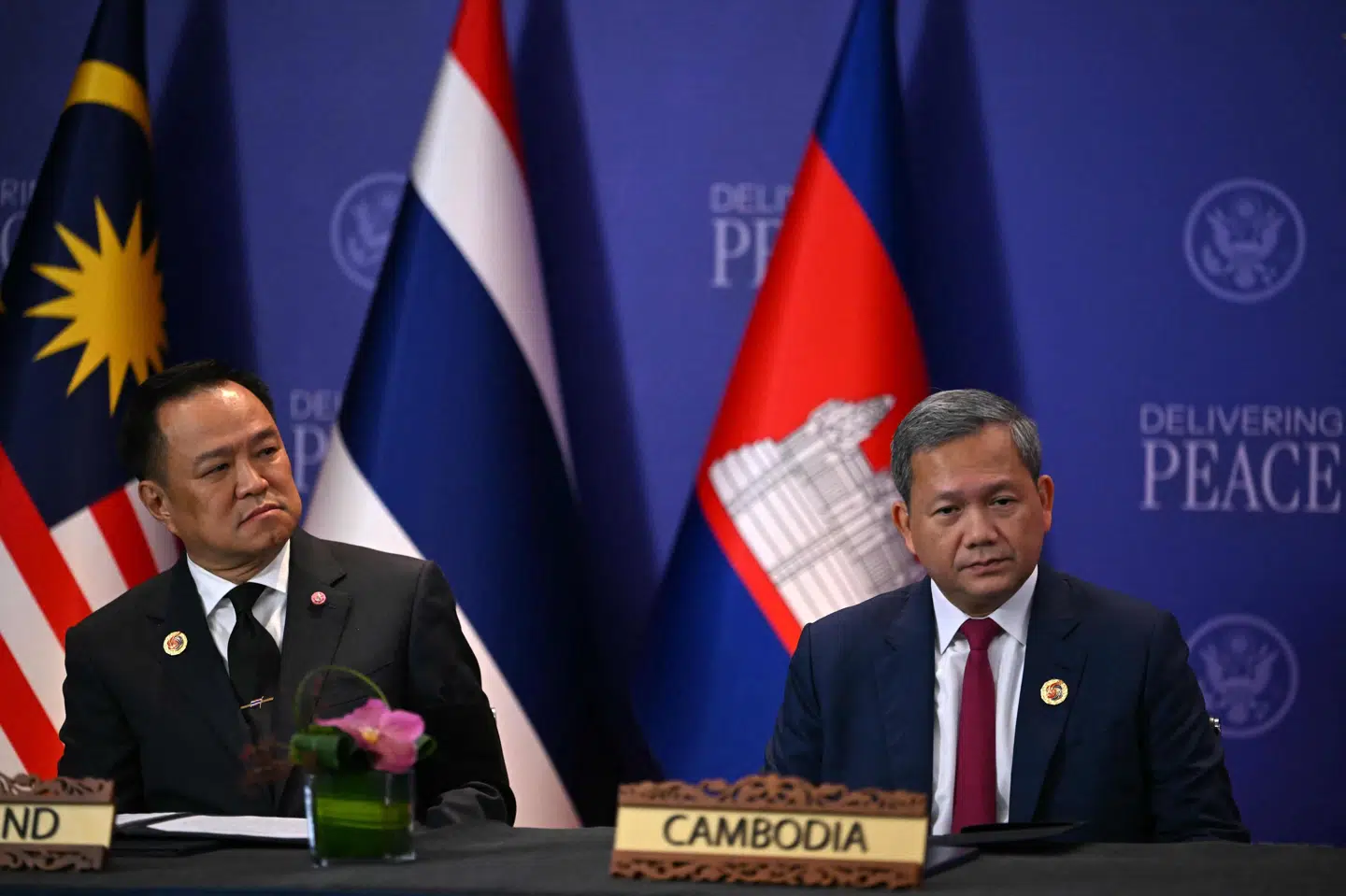 Cambodjas premierminister, Hun Manet, sammen med Thailands premierminister, Anutin Charnvirakul, under underskriftceremonien for våbenhvilen, som USA's præsident, Donald Trump, overværende. (Arkivfoto).