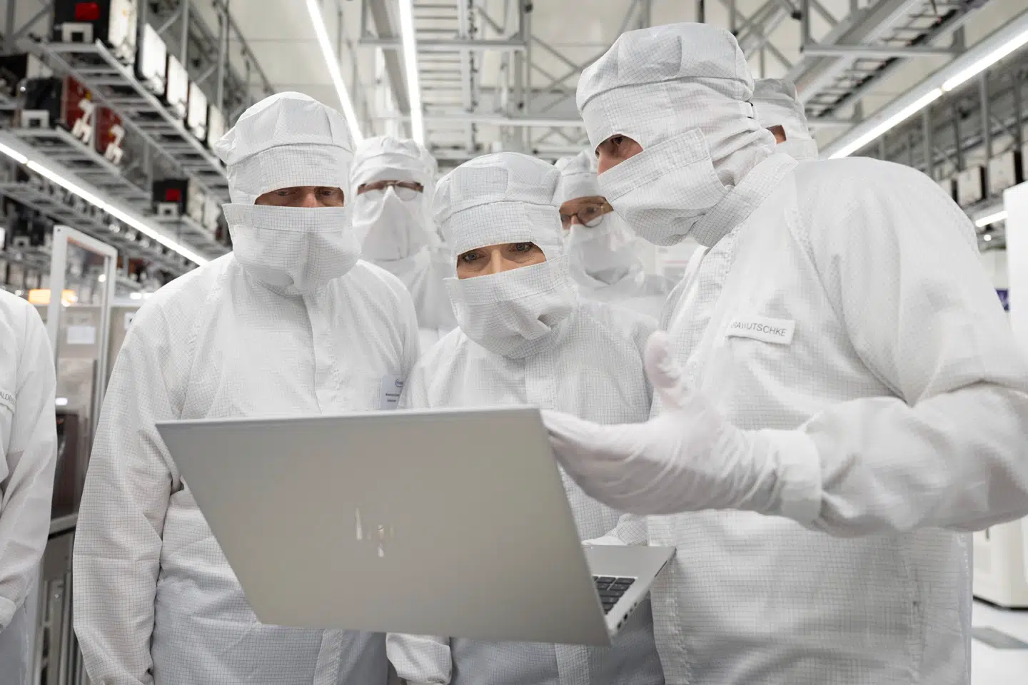 Her ses en række tyske ministre besøge en af Infineons chipfabrikker.