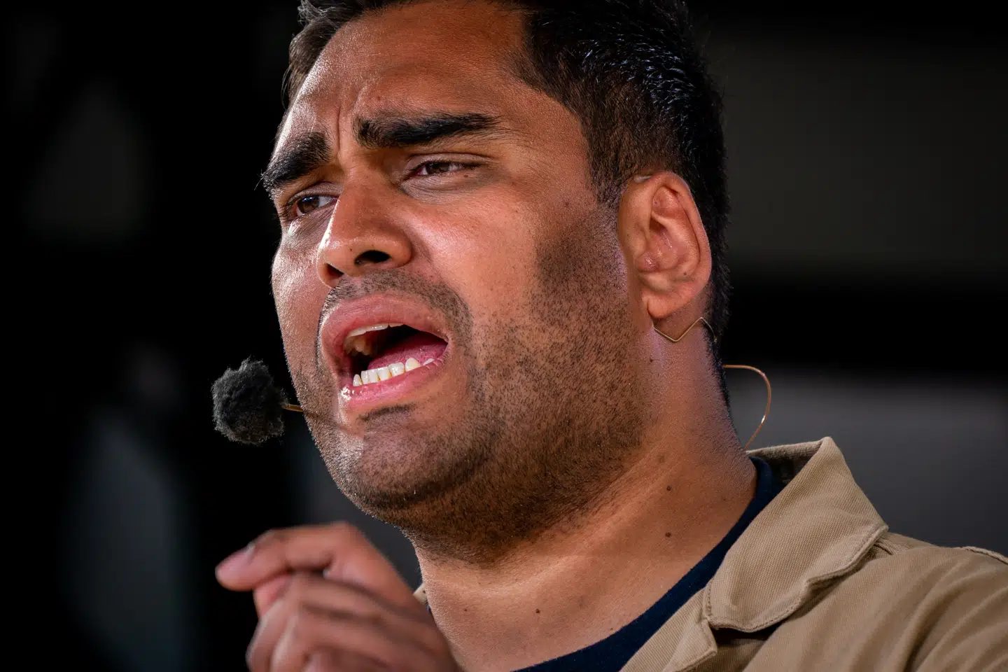 Frie Grønne politiske leder, Sikandar Siddique, holder tale på Hovedscenen på Folkemødet i Allinge, 2022.